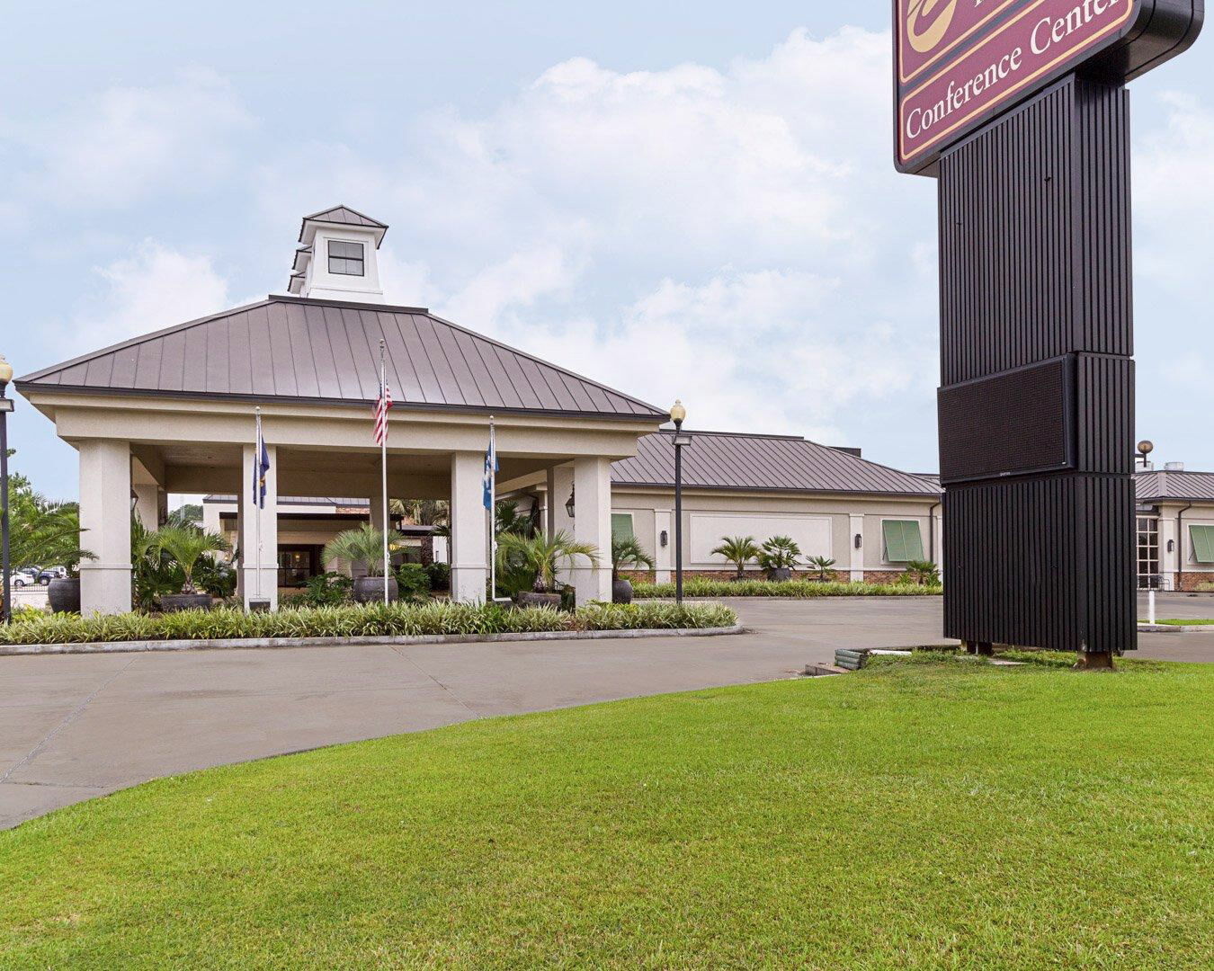 Clarion Inn & Suites Conference Center Covington Exterior photo